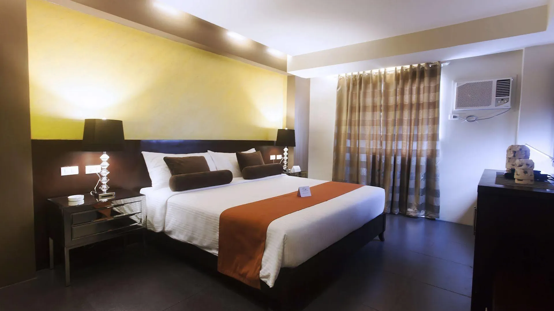Grace Crown Hotel Анхелес
