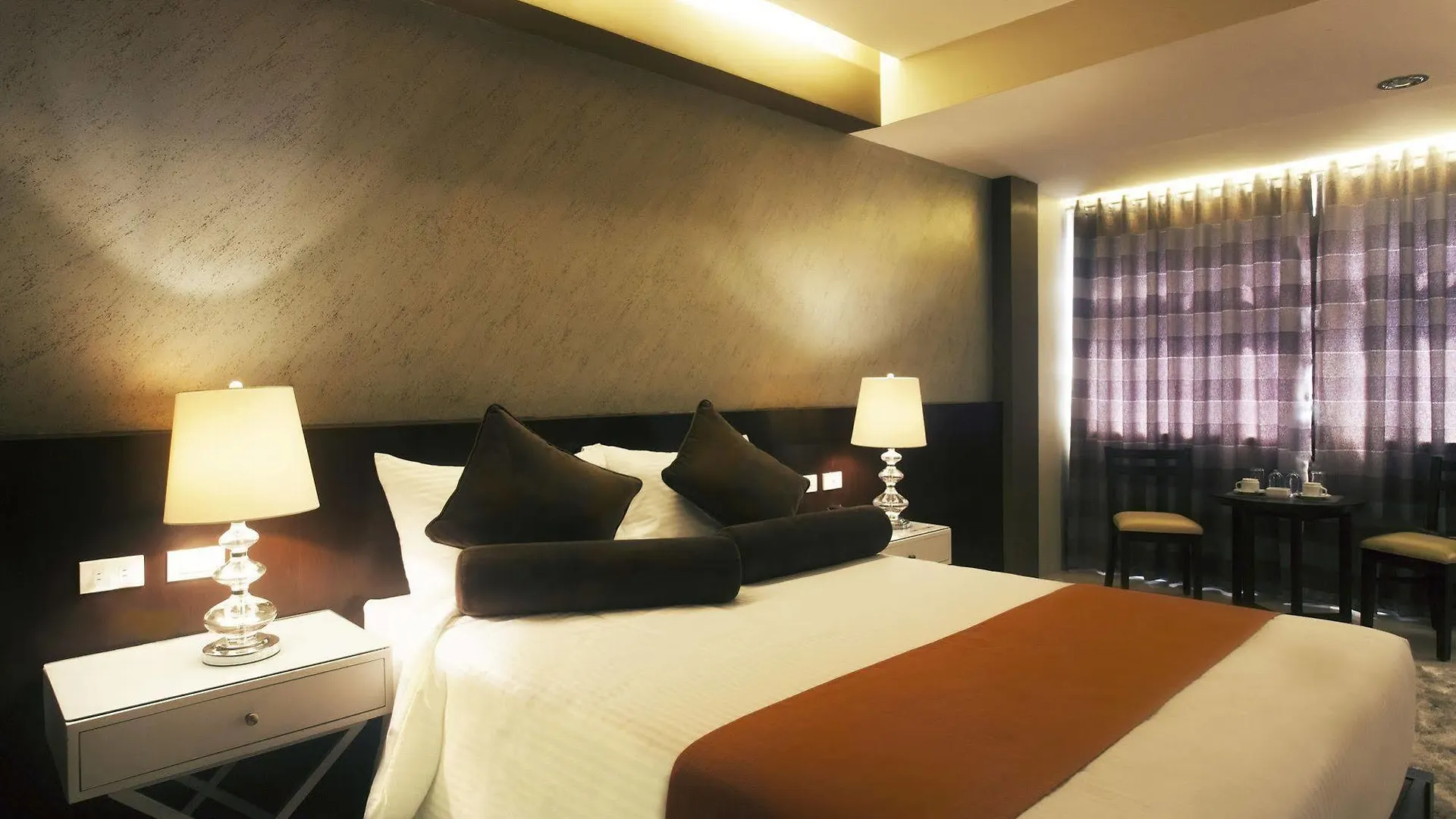 Grace Crown Hotel Анхелес